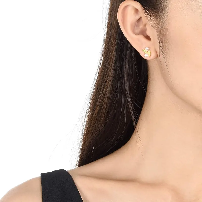 CHOW SANG 24K 999.9 Gold Daily Luxe – Asymmetric willow and petal stud design
