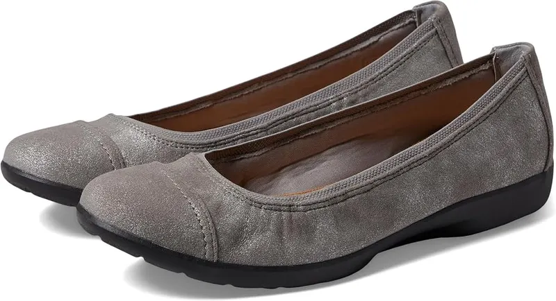 Clarks Grey’s Meadow Opal Ballet Flat – Cushion Soft’s high-rebound foam inlay is cleverly concealed