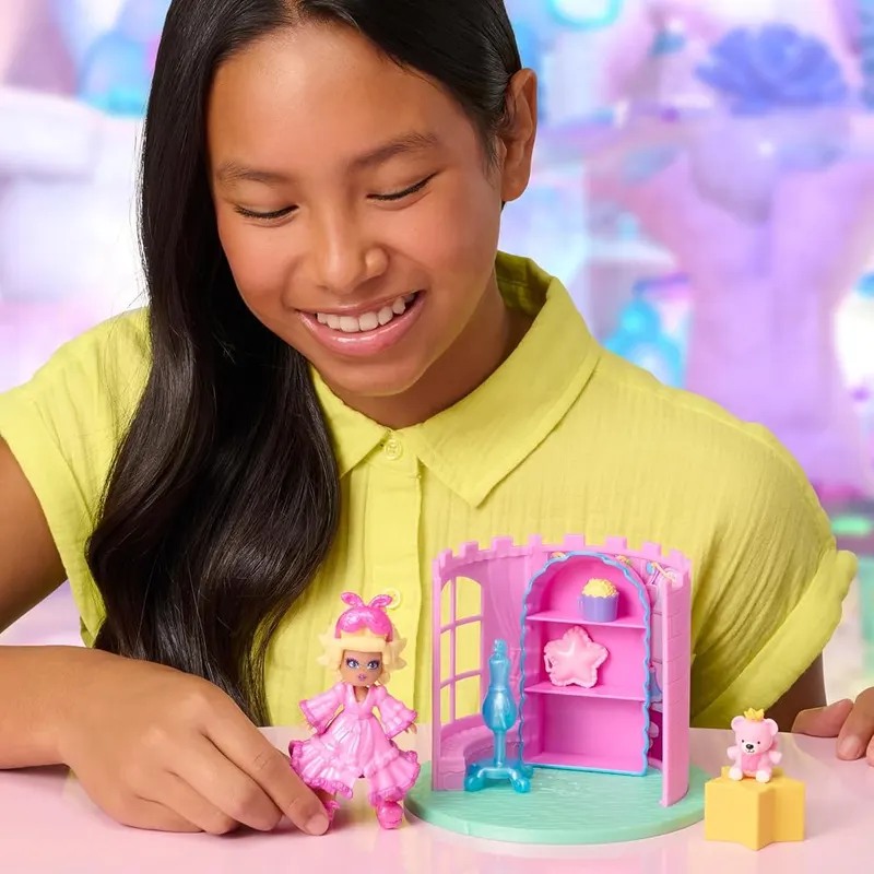 Royale High Dorm Room Playset – ROYALE HIGH Embark on a magical journey through