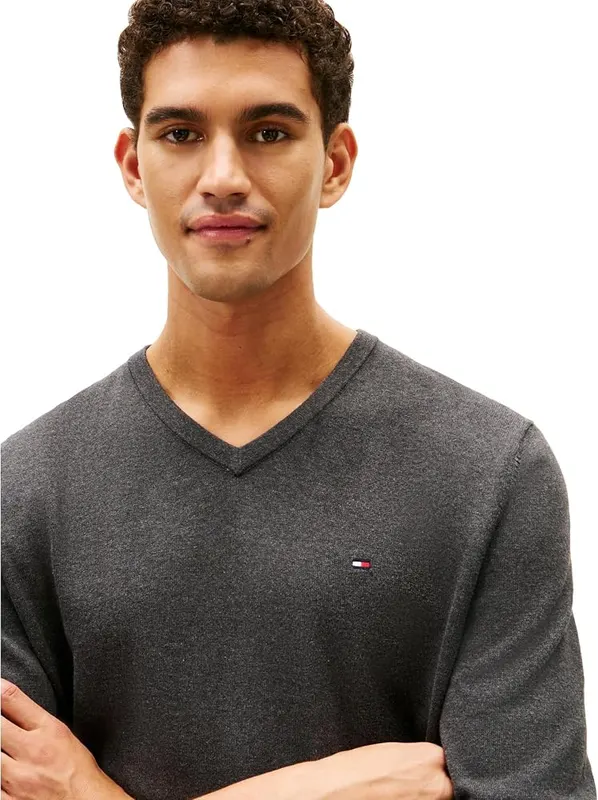 Tommy Hilfiger Men’s Sweater – Tommy Hilfiger’s classic V-neck men’s sweater belongs